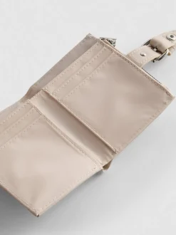 Cartera con cremallera y textura