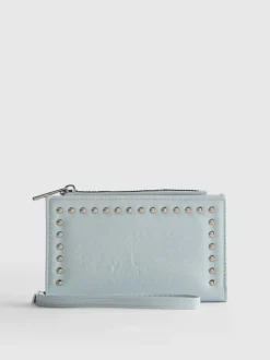 Cartera con detalle de tachuelas