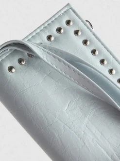Cartera con detalle de tachuelas