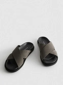 Chanclas con tiras cruzadas