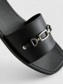 Chanclas de piel sintética con bocado de caballo