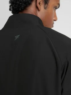 Chaqueta deportiva con cuello chimenea