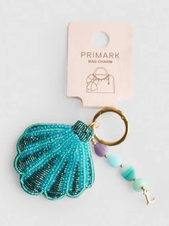 Colgante para bolso con concha e inicial