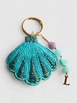 Colgante para bolso con concha e inicial