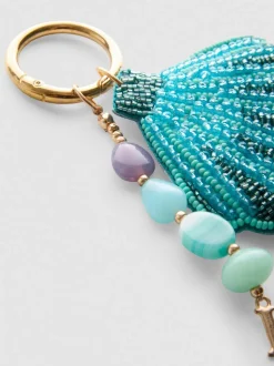 Colgante para bolso con concha e inicial