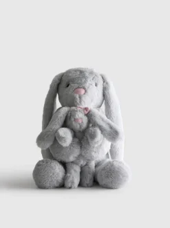 Conejo de peluche con conejito abrazado