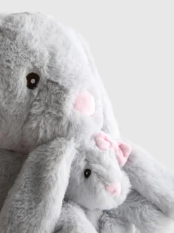 Conejo de peluche con conejito abrazado