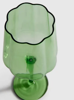 Copa de vino de vidrio coloreado y diseño festoneado