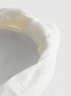 Diadema con nudo y bordado inglés