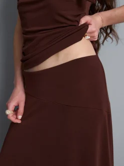 Falda midi con bajo tipo pañuelo