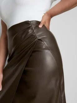 Falda midi cruzada de piel sintética By Coleen