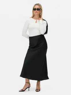 Falda midi evasé de satén