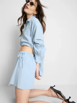 Falda pantalón corta en mezcla de lino con lazada