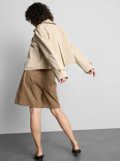 Gabardina de corte cuadrado y doble botonadura