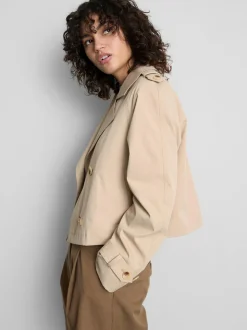 Gabardina de corte cuadrado y doble botonadura