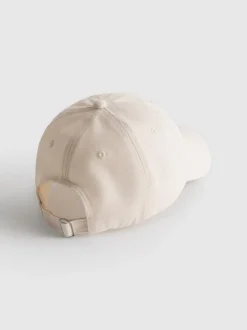 Gorra de béisbol con inicial bordada
