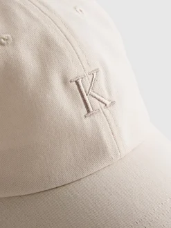 Gorra de béisbol con inicial bordada