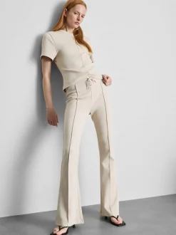 Joggers acampanados con alforzas y algodón