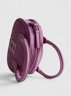 Minibolso acolchado con detalle de inicial