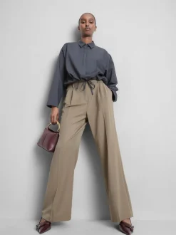 Pantalón plisado de pernera ancha
