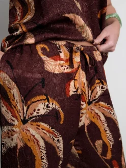 Pantalones anchos de satén arrugado florales