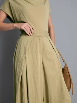 Pantalones anchos plisados con capa superpuesta