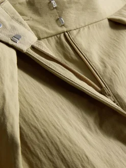 Pantalones anchos plisados con capa superpuesta