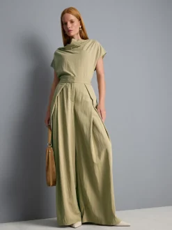 Pantalones anchos plisados con capa superpuesta