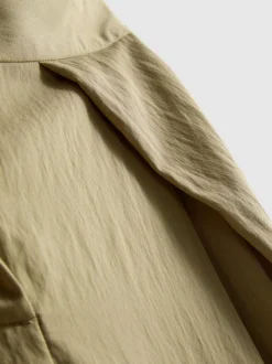 Pantalones anchos plisados con capa superpuesta