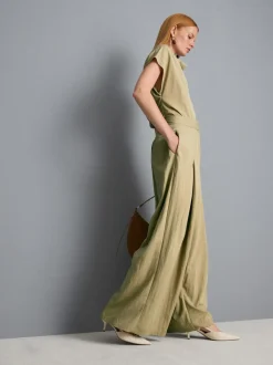 Pantalones anchos plisados con capa superpuesta