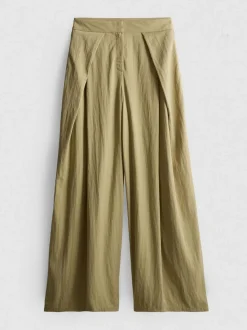 Pantalones anchos plisados con capa superpuesta