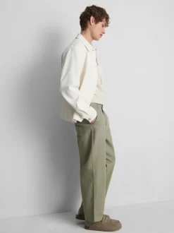 Pantalones chinos holgados de tiro medio