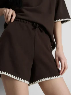 Pantalones cortos de algodón con ribete de crochet