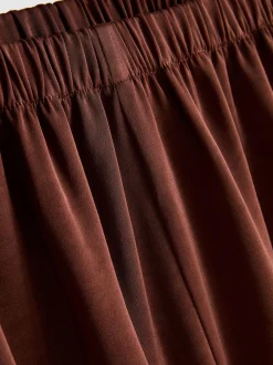 Pantalones cortos de satén con ribete de encaje