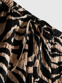 Pantalones cortos estampados con textura fruncida