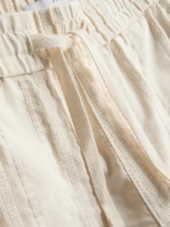 Pantalones cortos texturizados con cordón de ajuste