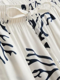 Pantalones de pijama anchos con corales estampados