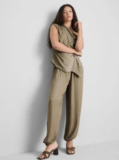 Pantalones de satén con bajos ajustados de The Edit
