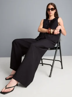 Pantalones fruncidos de pernera ancha
