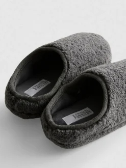 Pantuflas estilo chinela en piel de borrego sintética