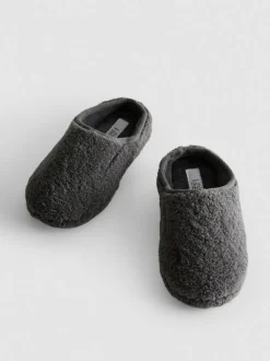 Pantuflas estilo chinela en piel de borrego sintética