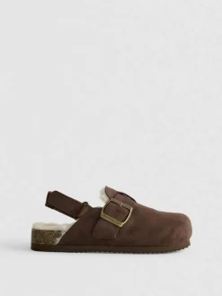 Pantuflas tipo zueco con tira al talón