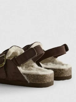Pantuflas tipo zueco con tira al talón