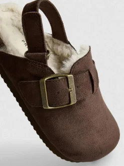 Pantuflas tipo zueco con tira al talón