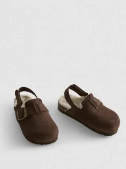 Pantuflas tipo zueco con tira al talón