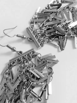 Pendientes largos con flecos plateados