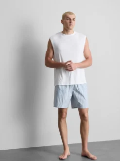 Pijama con pantalones cortos a rayas