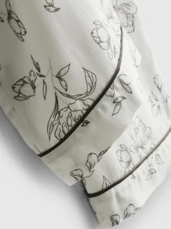 Pijama tipo boyfriend de flores con ribetes