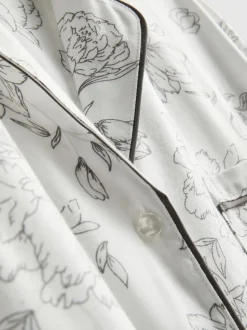 Pijama tipo boyfriend de flores con ribetes