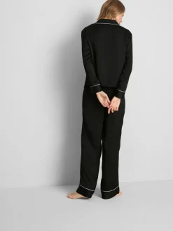 Pijama tipo boyfriend de satén con ribetes